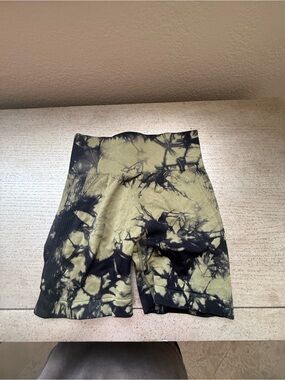 Tie-Dye High-Waist Bike Shorts - Olive & Black